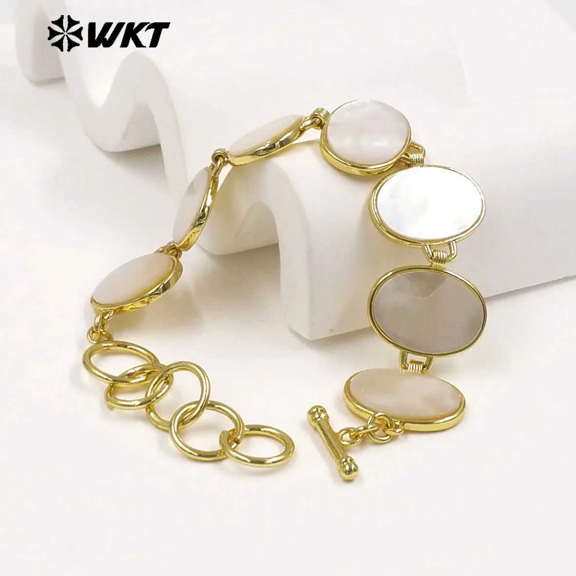 WT-MPB144 White Charming Natural Shell Bangle Jewelry For Friends Creative Jewelry Decoration