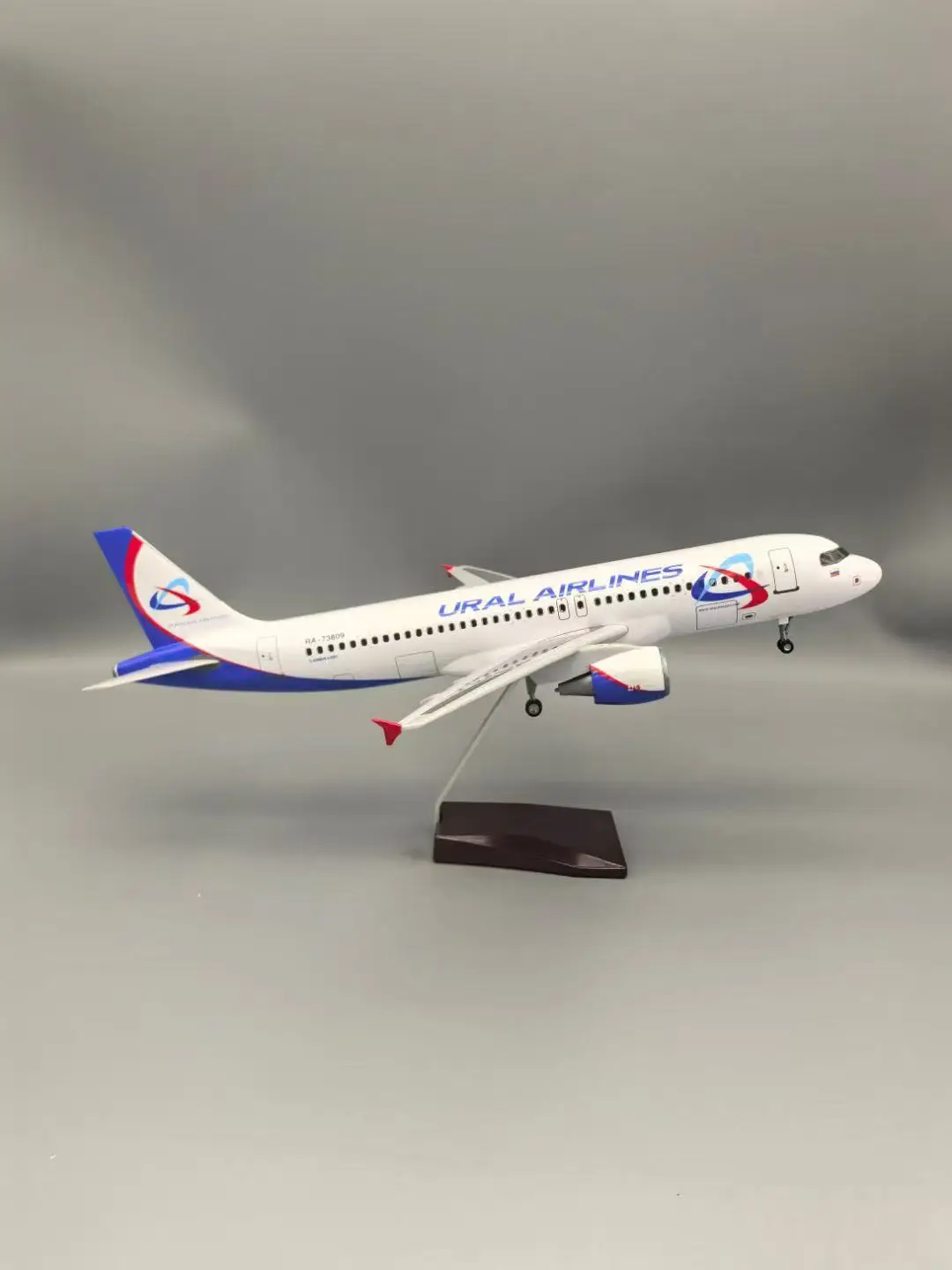 1/80 مقياس الطائرات 47 سنتيمتر دييكاست الراتنج A320 الهواء أورال الخطوط الجوية نموذج الضوء وحامل نموذج طائرة جمع الأطفال ألعاب تعليمية