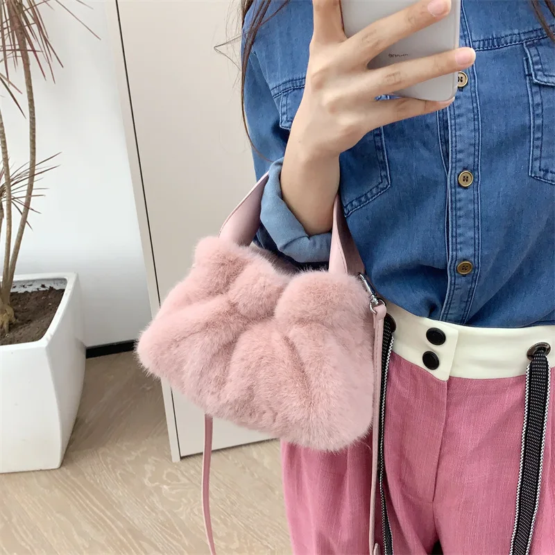 Winter New Plush Pleated Women's Bags 2023 Trend Designer Warm Handbgas Cute Furry Fur VINTAGE Versatile Womens Purses