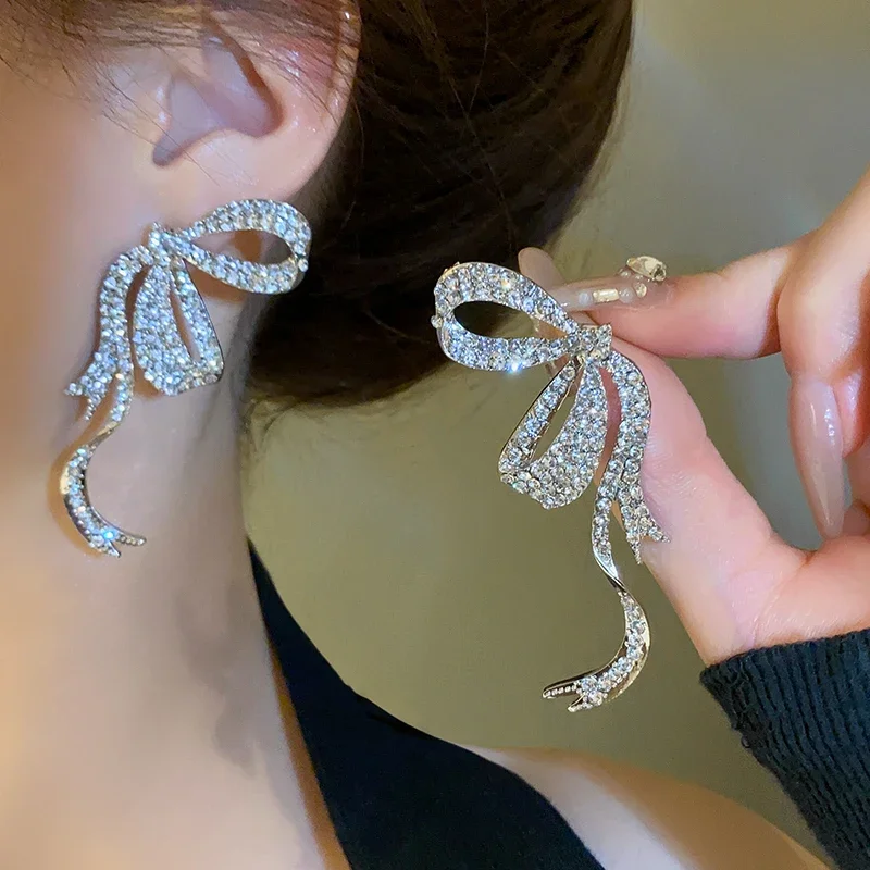 Luxury Full Rhinestone Bowknot Pendant Earrings for Women Exaggerated Elegant Ribbon Bow Long Tassel Earrings Wedding Jewelry