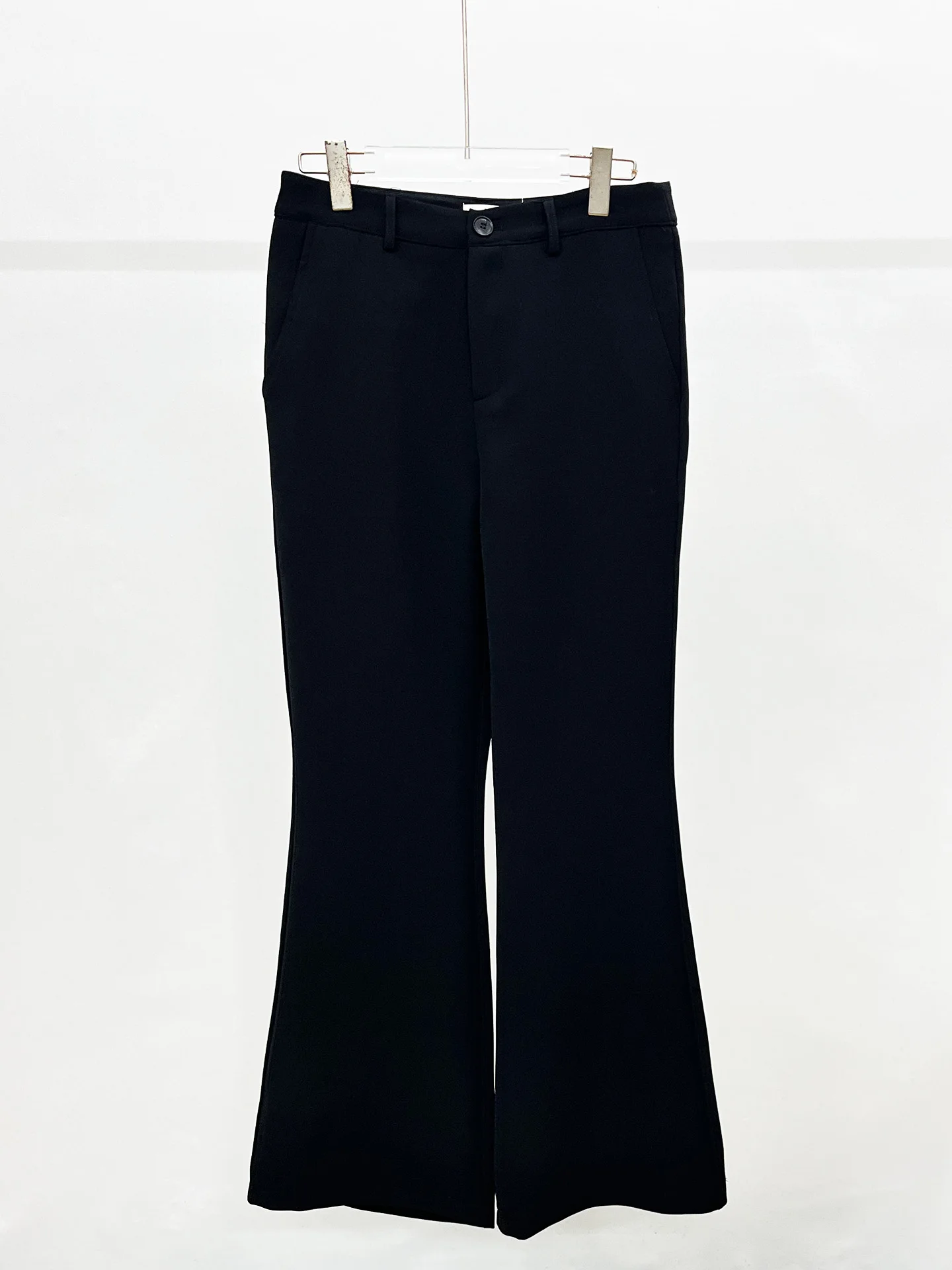 أطقم بدلة جديدة لخريف 2025 من اللؤلؤ الراقية للرجال بليزرات أنيقة على شكل زهور ثلاثية الأبعاد وسراويل واسعة بلون سادة طقم مكون من قطعتين