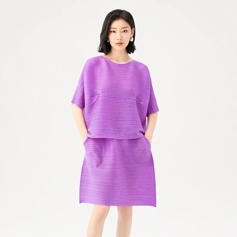 

Новая летняя плиссированная футболка 2026 года в стиле Мияке (Япония): легкий топ с эластичной тканью и удобная короткая юбка. Женская повседневная одежда.