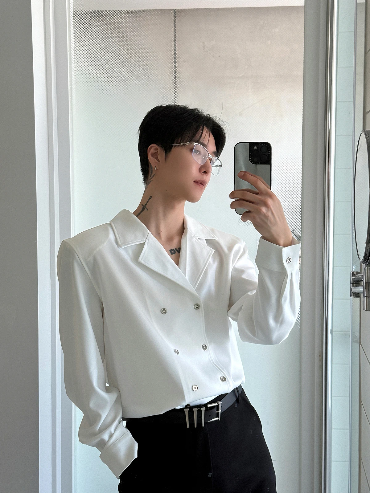 

Белая повседневная мужская рубашка с длинным рукавом, с подплечниками, в корейском стиле, модная, из смесового полиэстера и хлопка, нелиняющая, несминаемая.