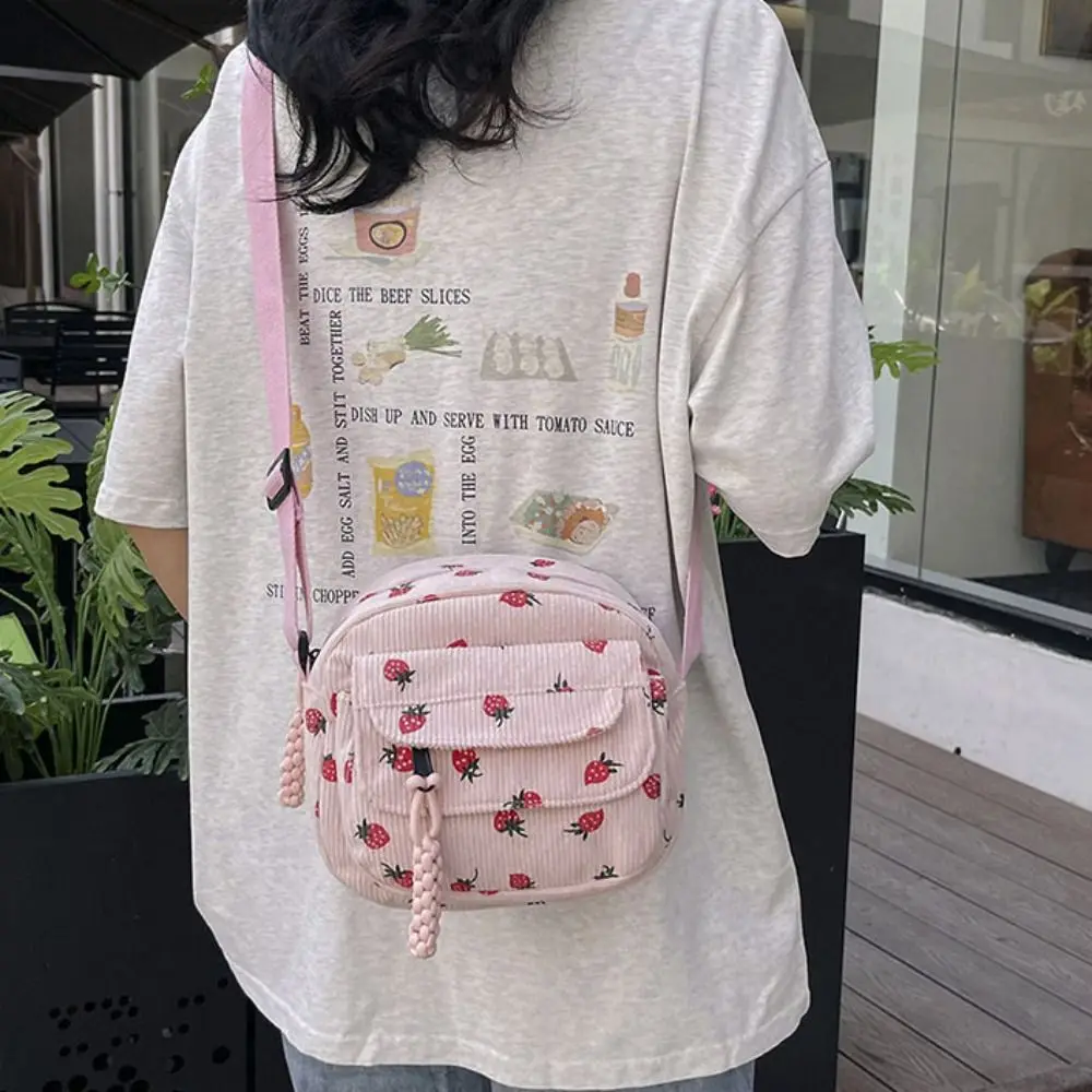 Bolso cruzado de gran capacidad con estampado de fresas para mujer, bandolera de hombro con cremallera, de pana, para viaje