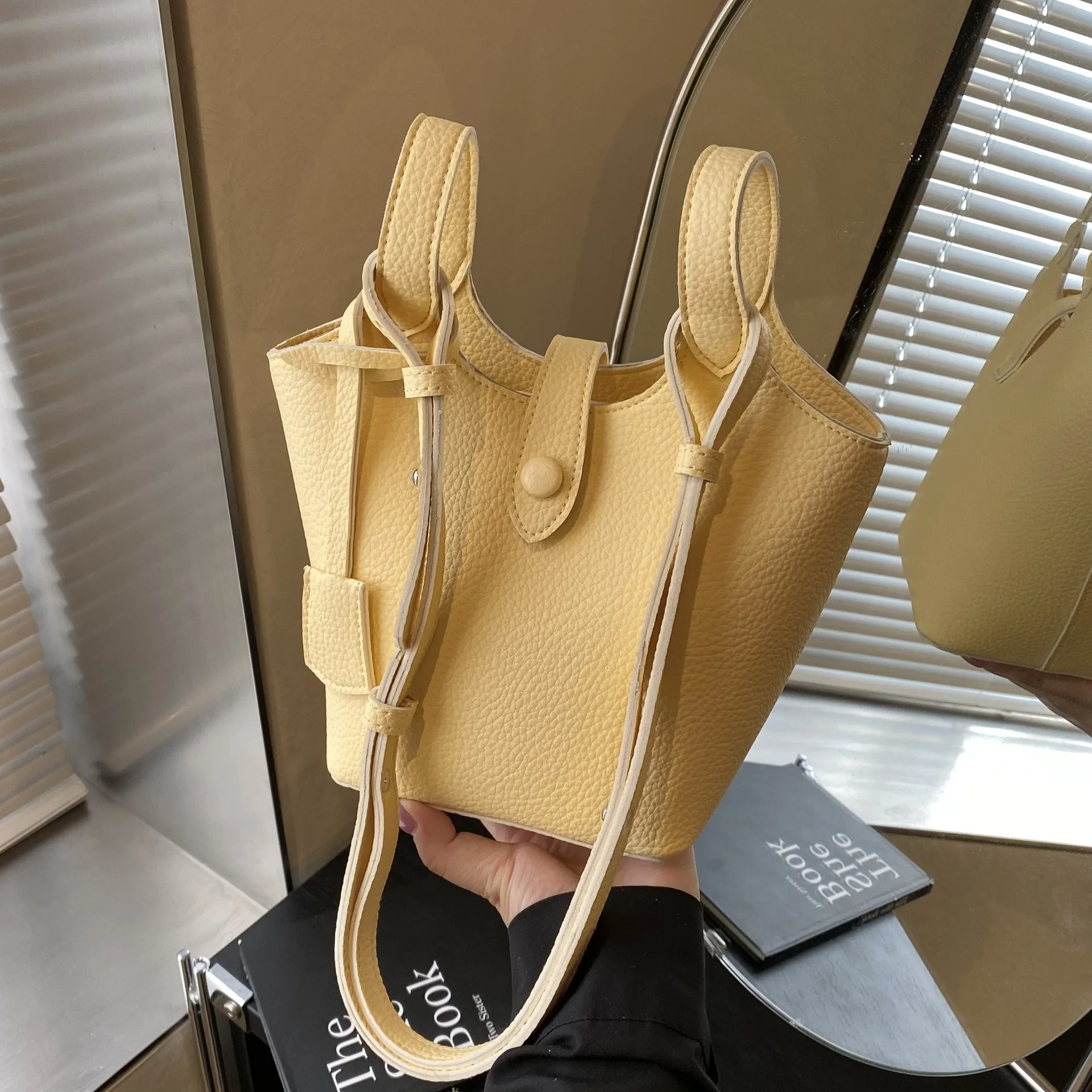 

Women Fashion Bucket Bags Solid Color PU Tote Bags Large Capacity Female Daily Commute Messenger Packs Lady Underarm Bag