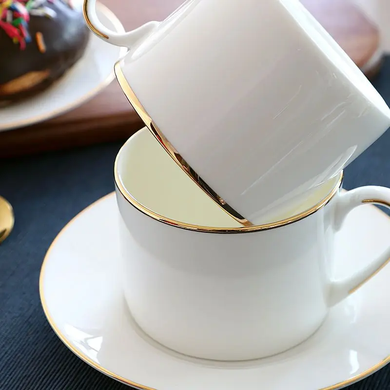 Conjunto pintado ouro do copo de café, porcelana européia cerâmica do osso, caneca com pires, esboço luxuoso no copo do chá do ouro com placa