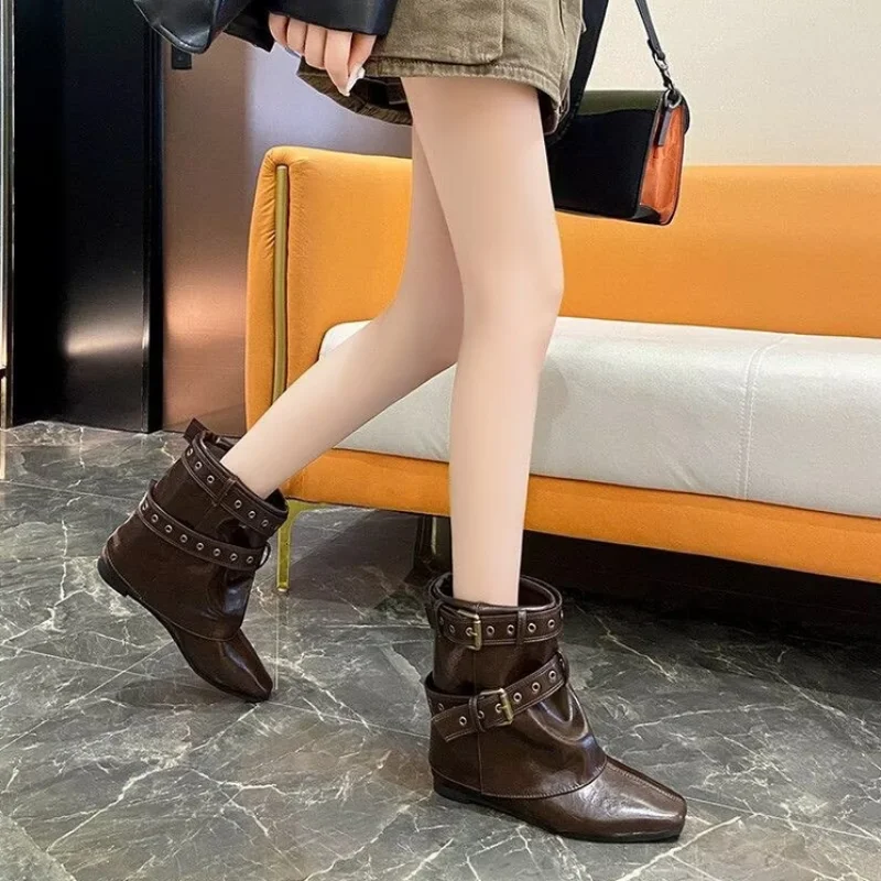 Damen-Stiefeletten mit eckiger Zehenpartie, Winter-Cowboystiefel mit doppelter Schnalle und Nieten, versteckte Keilsohle, Vintage-Stiefeletten im lässigen Stil. – Detail 7