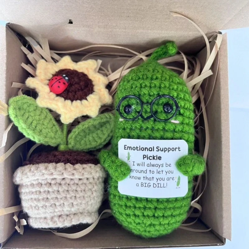 面白い編みぐるみキュウリのぬいぐるみ - 風変わりな野菜のあみぐるみと無料のひまわり鉢植えギフトセット、斬新なデスクデコレーション