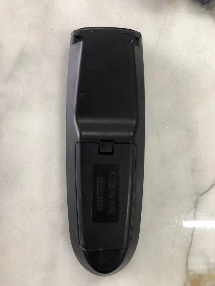 Nadaje się do Nissana, twój oryginalny samochód wyposażony w samochodowy pilot zdalnego sterowania audio i wideo do telewizora sufitowego