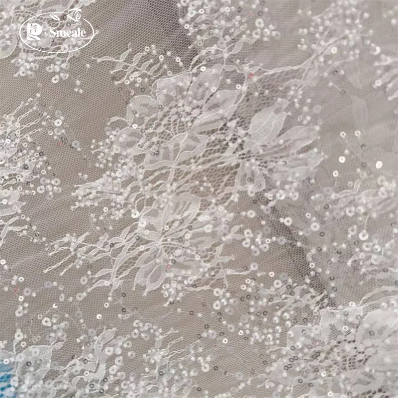 Perlenbesetzter Pailletten-Spitzenstoff, Kleine Blumenapplikation, Hochwertiger Glänzender Brautkleidstoff Neu – Detail 7