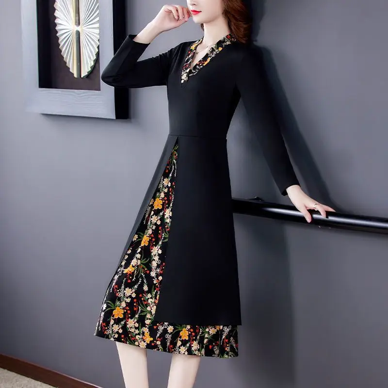 Winter Thickened Women's Clothing Patchwork Small Floral V-neck Long Sleeved Dress for Commuting Flowing and Comfortable Dress