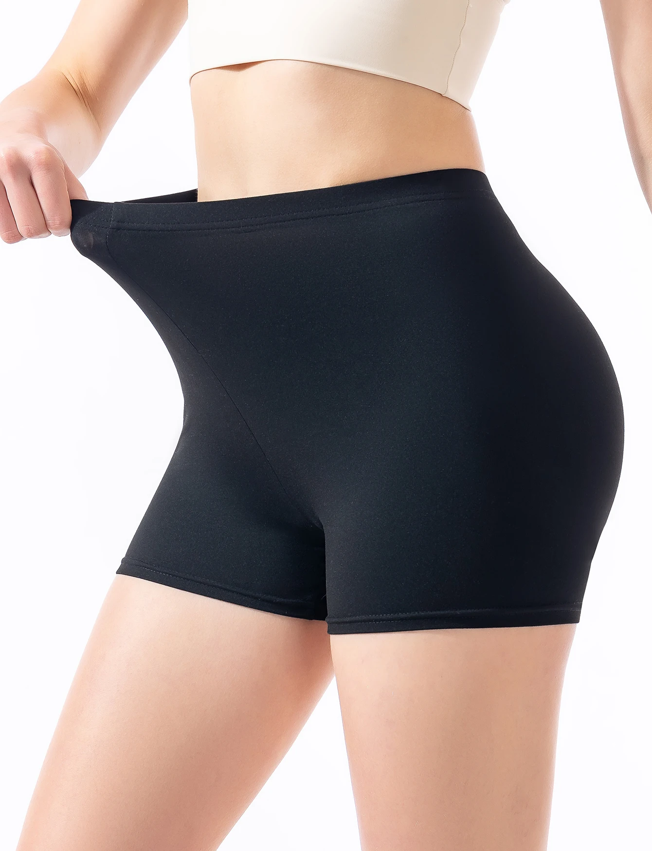 Shorts noirs pour femmes à porter comme vêtement d'extérieur en été, taille haute, élastiques et anti-fuites, coupe large et ajustée.