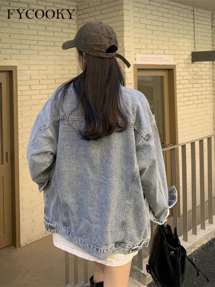 معطف دينم كبير الحجم على الموضة جديد لعام 2025 سترات جينز كورية فضفاضة بأكمام طويلة عالية الشارع للسيدات