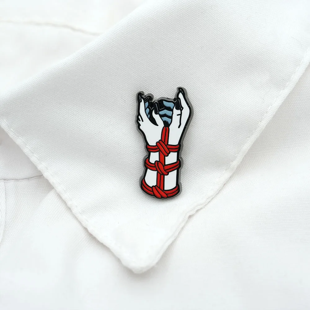 Criativo corda vermelha ligação crachá vincular mãos juntos broche personalizado esmalte pino interessante chapéus acessórios decorativos presente
