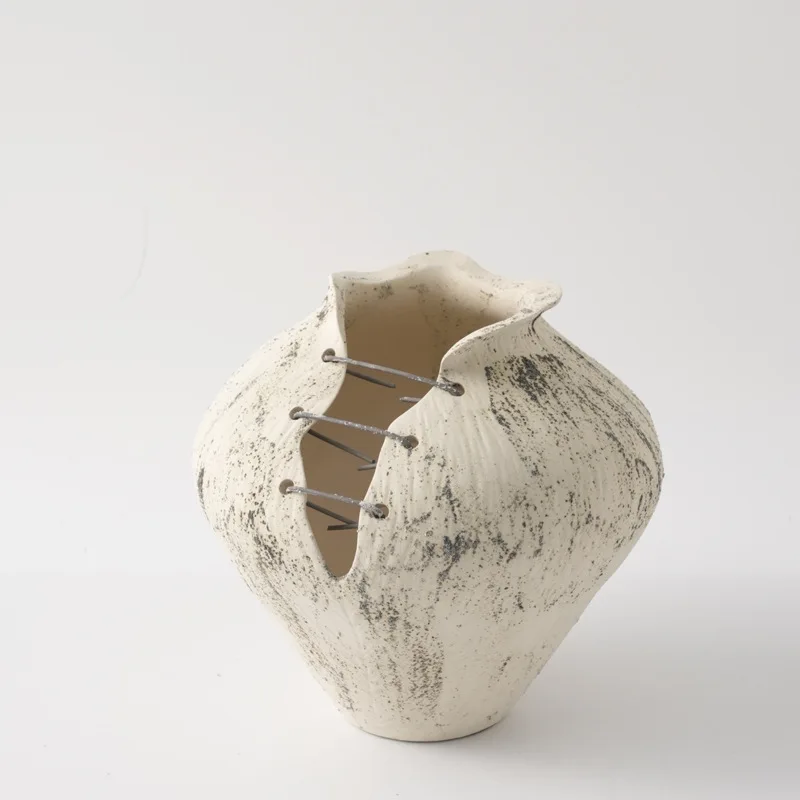 Florero de cerámica de forma especial.