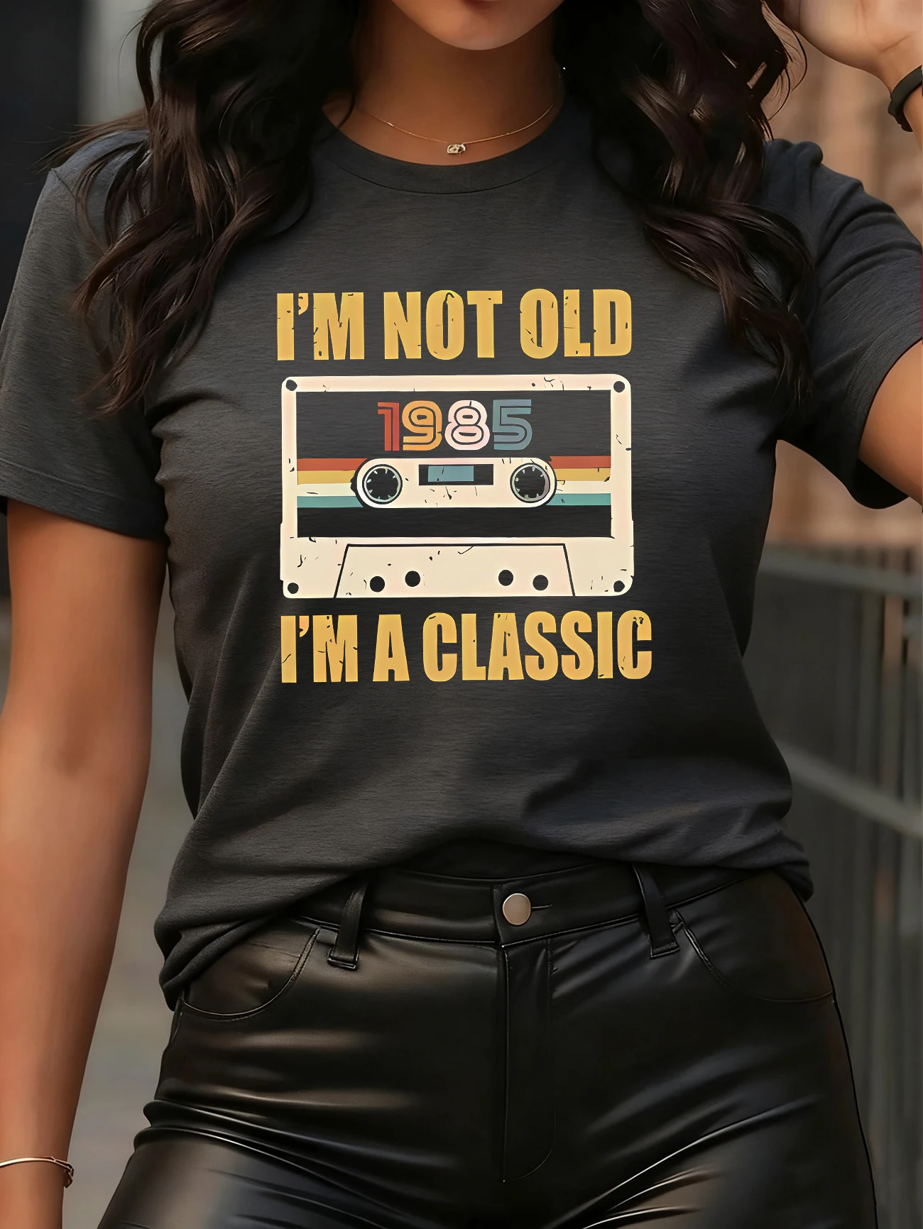 Camiseta de verano para mujer con cuello redondo y manga corta, diseño vintage con cinta de casete de 1985 y estampado con la frase "No soy vieja, soy una clásica", camiseta informal