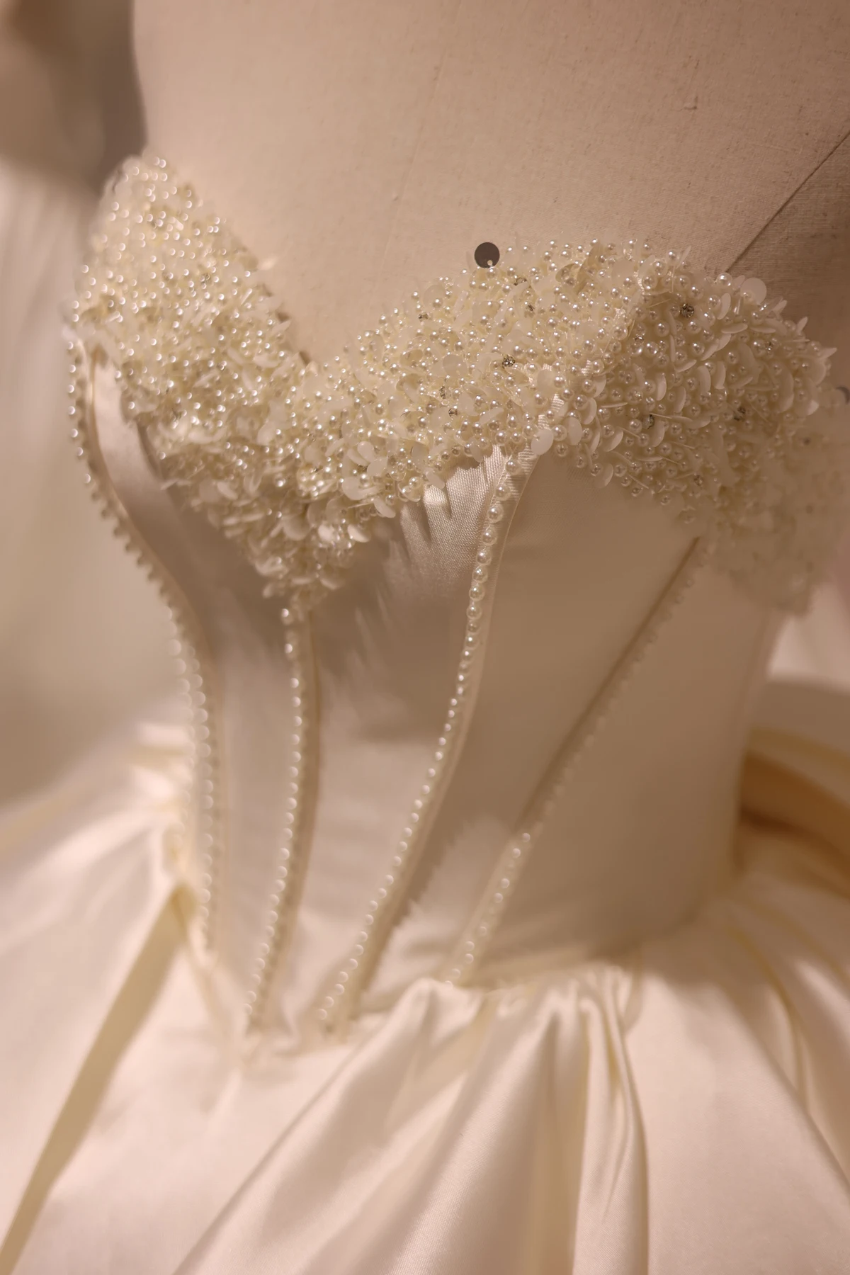 Sharon Said Foto reali al 100% Off White Satin Pearls Ball Gown Abito da sposa Sweetheart Princess Abiti da sposa RS016 Personalizzato