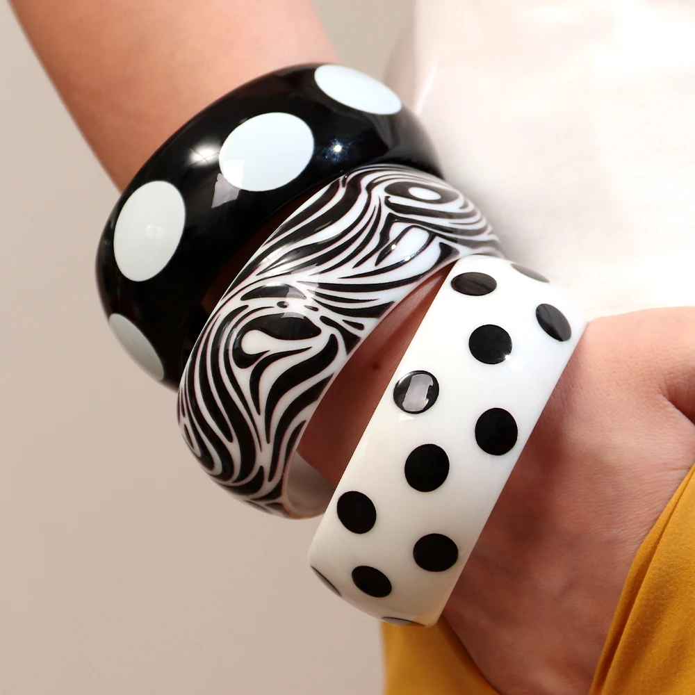 Vintage Black White Acrylic Geometric Printed Round Wide Cuff Bangle for Women Fshion Resin Chunky Stack Bracelets Jewelry Gift