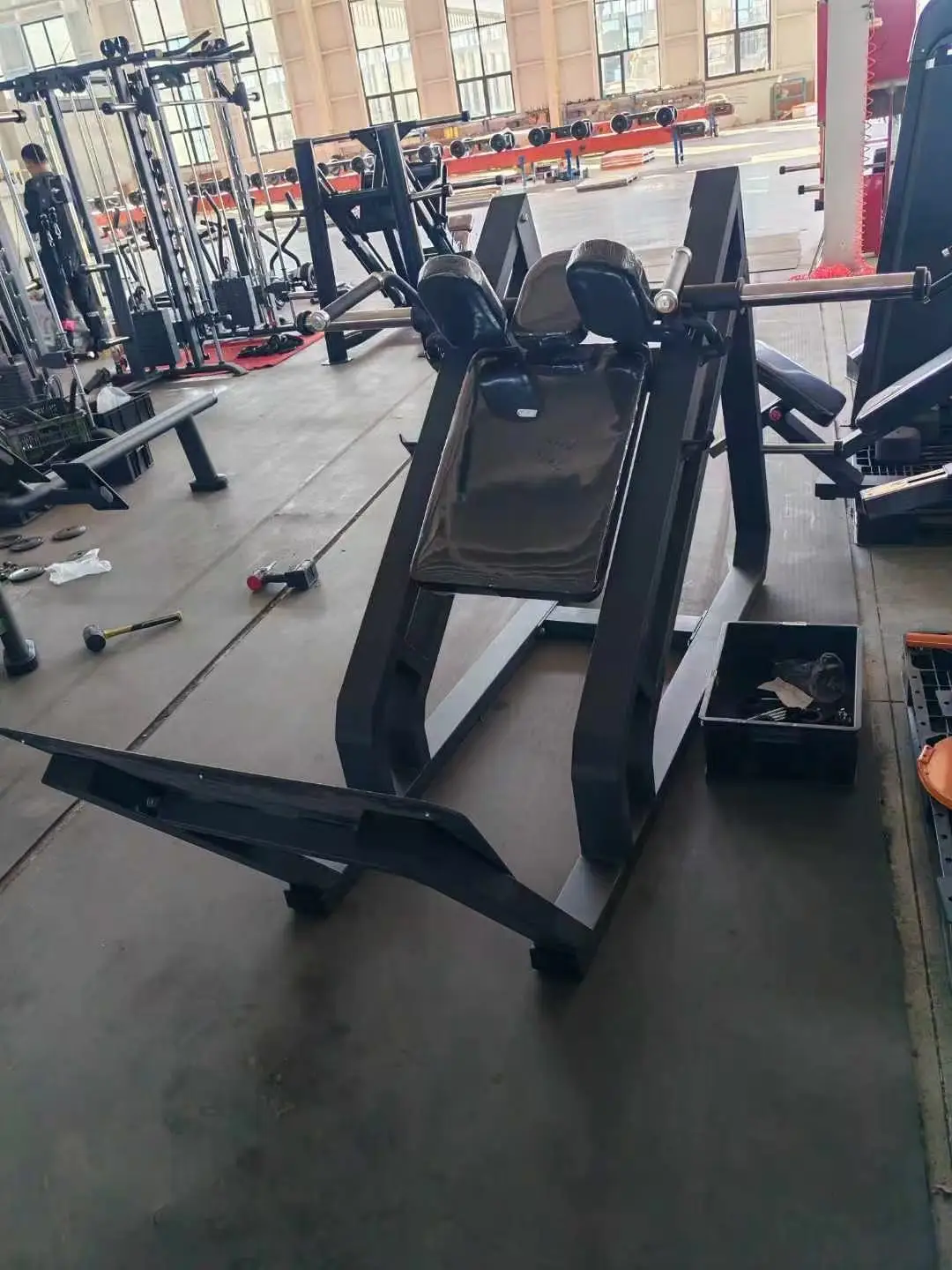 

Тренажеры для фитнес-залов: силовой тренажер, машина для жима ногами, машина для сгибания ног сидя