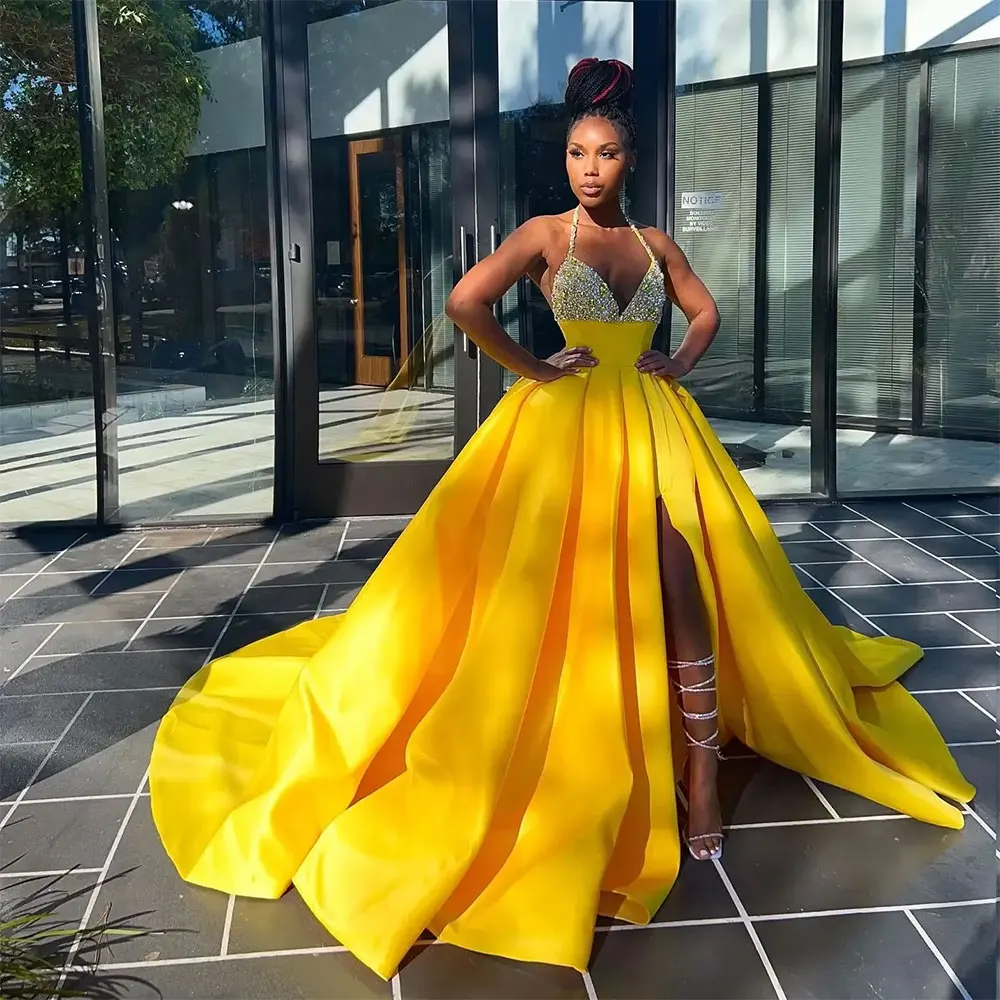 

2024 Yellow Prom Ball Dresses Beaded Halter V Neck Side Split Sequined Evening Gowns A Line Sweep Train Satin Homecoming Dress