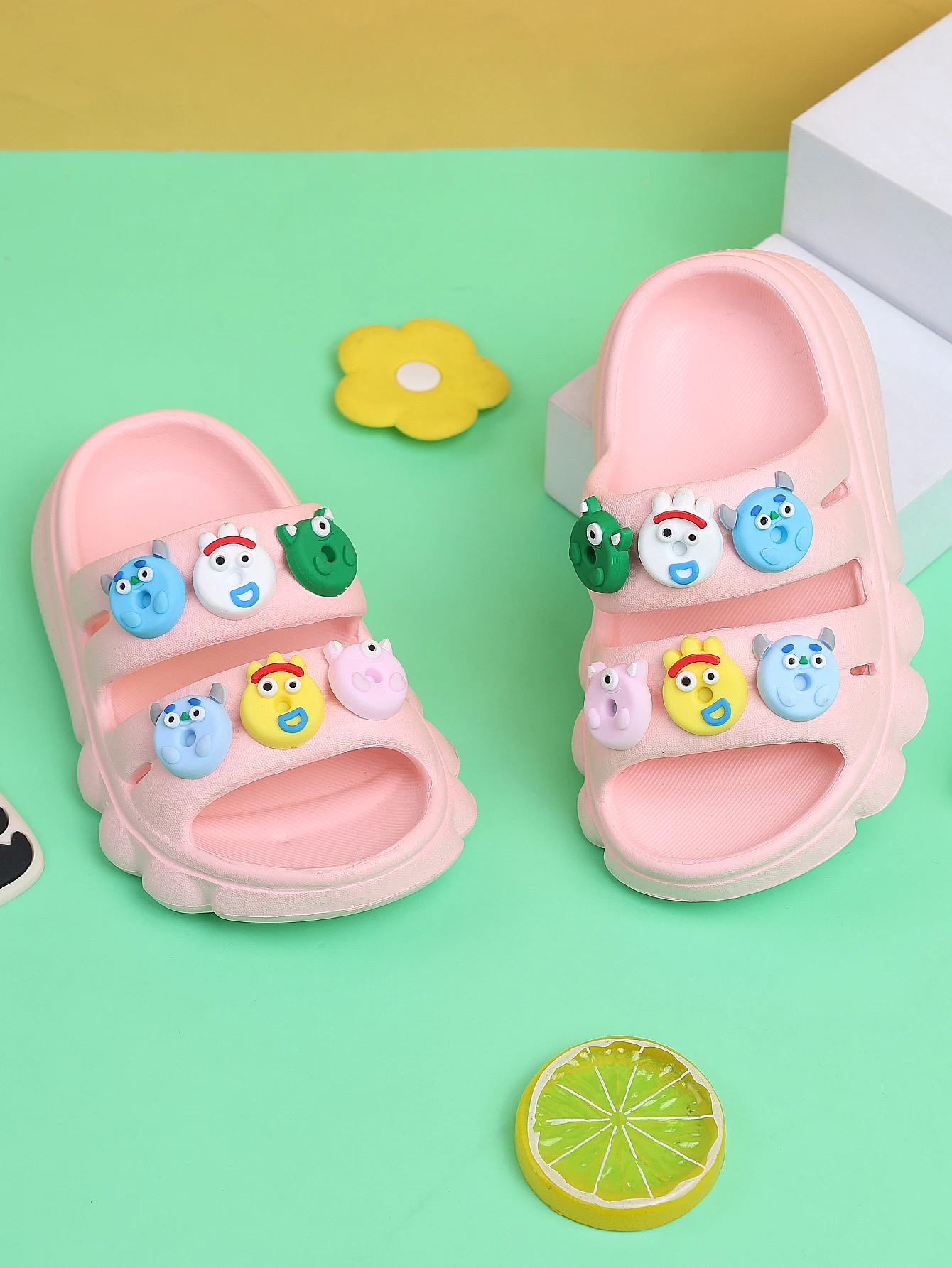 A Pair of Pink Cartoon Horn-Shaped Slippers for Boys and Girls, Non-Slip, Comfortable and Wear-Resistant Slippers