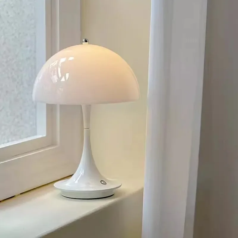 Lámpara de pie blanca estilo crema de diseñador danés, luces LED personalizadas Ins simples para estudio, sala de estar, dormitorio, mesita de noche, mesa con forma de seta