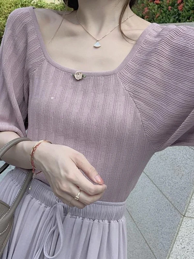 Damska letnia bluzka z dzianiny lodowego jedwabiu, luźny krój, delikatny styl vintage, kwadratowy dekolt, cienka, z odkrytymi ramionami.