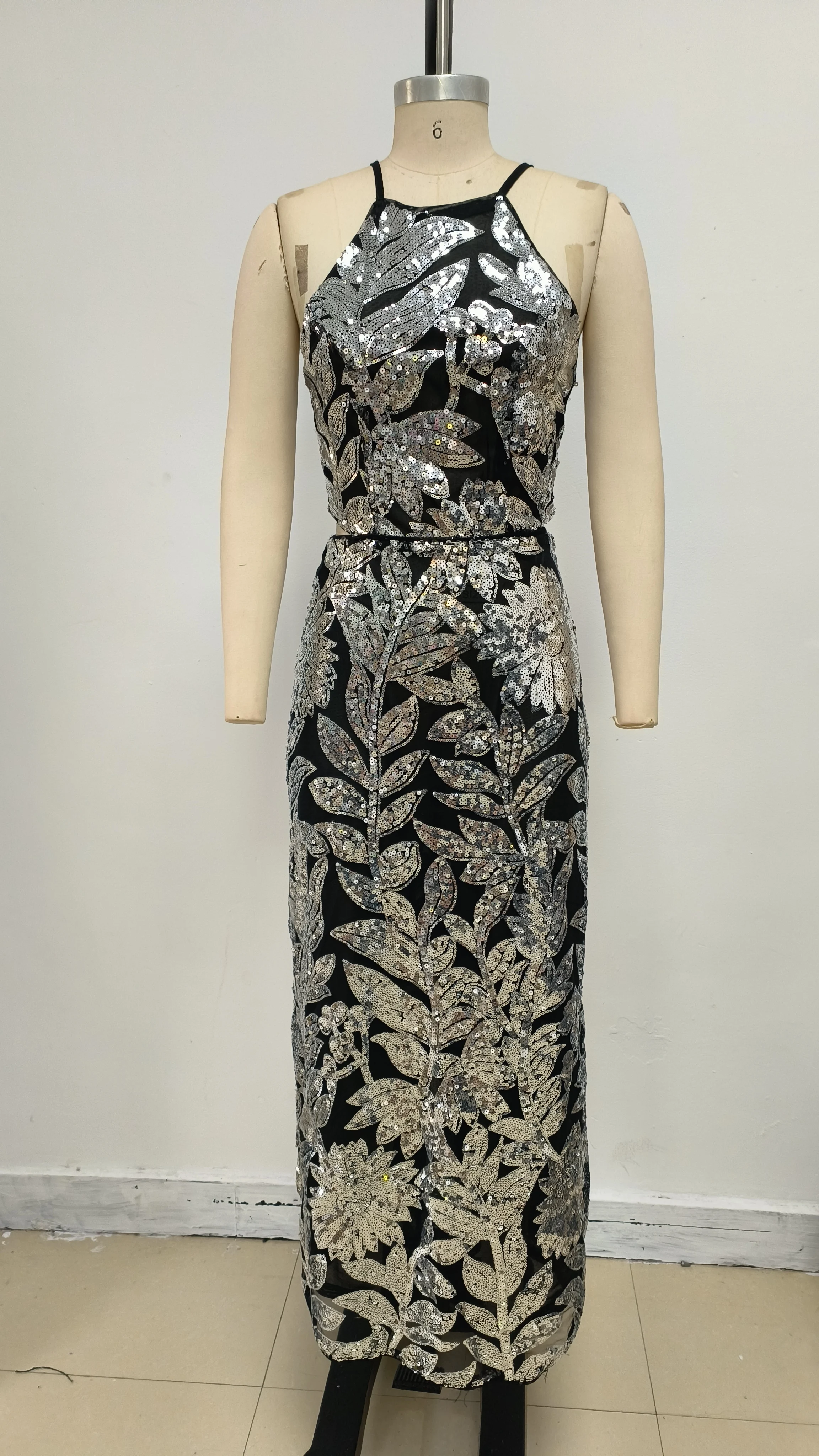 女性の高級エレガントなシルバースパンコール刺繍ノースリーブカットアウトマキシロング誕生日ドレスセレブイブニングパーティーガラドレス