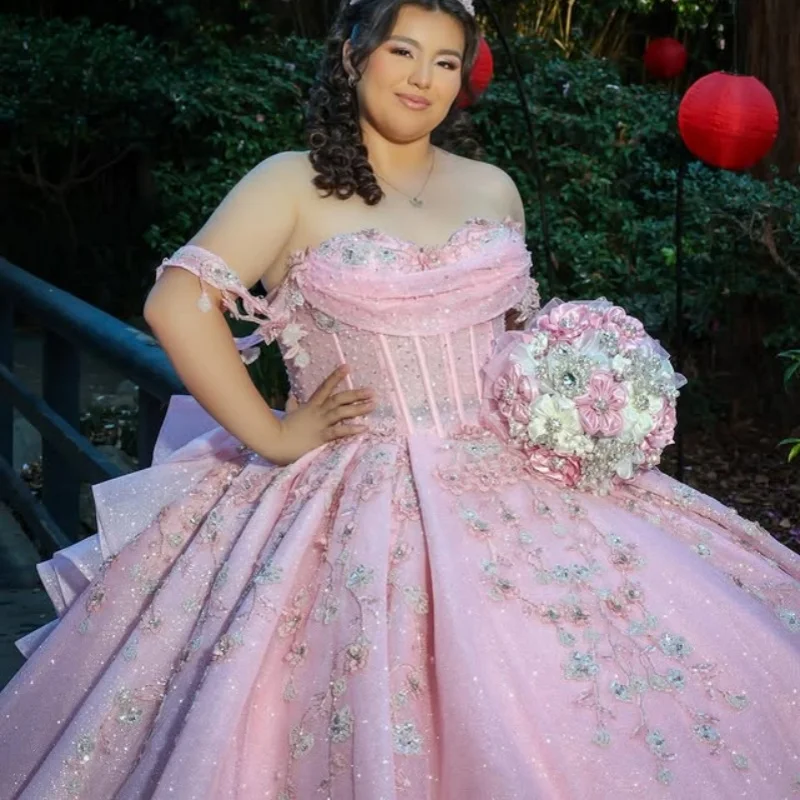 

Блестящие розовые платья Quinceanera, блестящие 3D цветы, хрустальная наклейка с открытыми плечами, длинный хвост, бант, платье 15, Quinceanera, на заказ