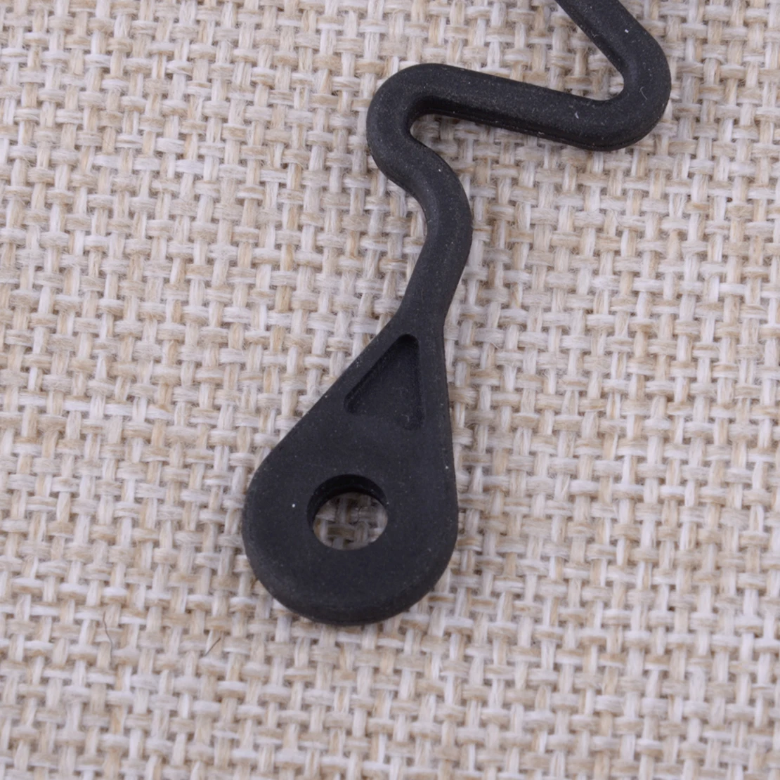 31336424 10004047 Удерживающий ремень крышки топливного бака, подходит для Volvo 850 S70 V70 C70 XC70 S60 S80 S40 S80II V70III, черная резина 31336424 10004047 Удерживающий ремень крышки топливного бака, подходит для Volvo 850 S70 V70 C70 XC70 S60 S80 S40 S80II V70III, черная резина