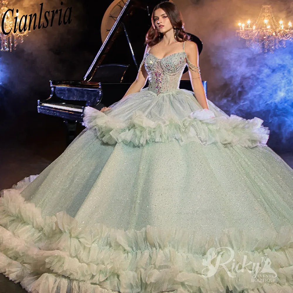 ชุดราตรีสีเขียวมิ้นท์แบบสายเดี่ยวทรงบอลกาวน์สำหรับงาน Quinceanera ประดับด้วยลูกปัดคริสตัล ผ้าทูลล์จับจีบ สไตล์เม็กซิกัน สำหรับงานฉลองอายุ 16 ปี (Sweet 16) หรือ 15 ปี (XV Anos)