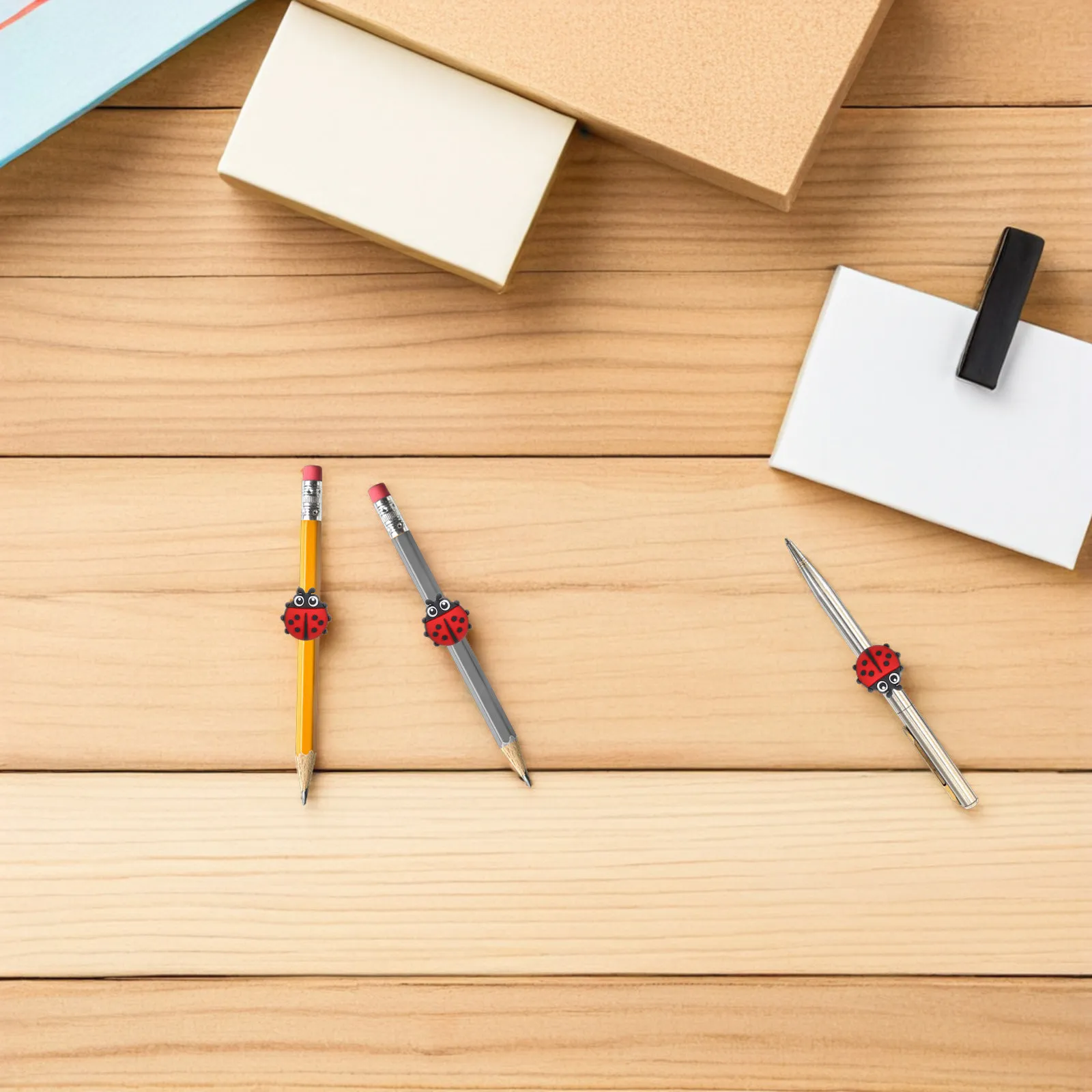 

30 шт. клипсов-украшений для карандашей в виде божьих коровок из мягкого ПВХ, съемные, мультяшные, для поощрения в классе, школьные принадлежности