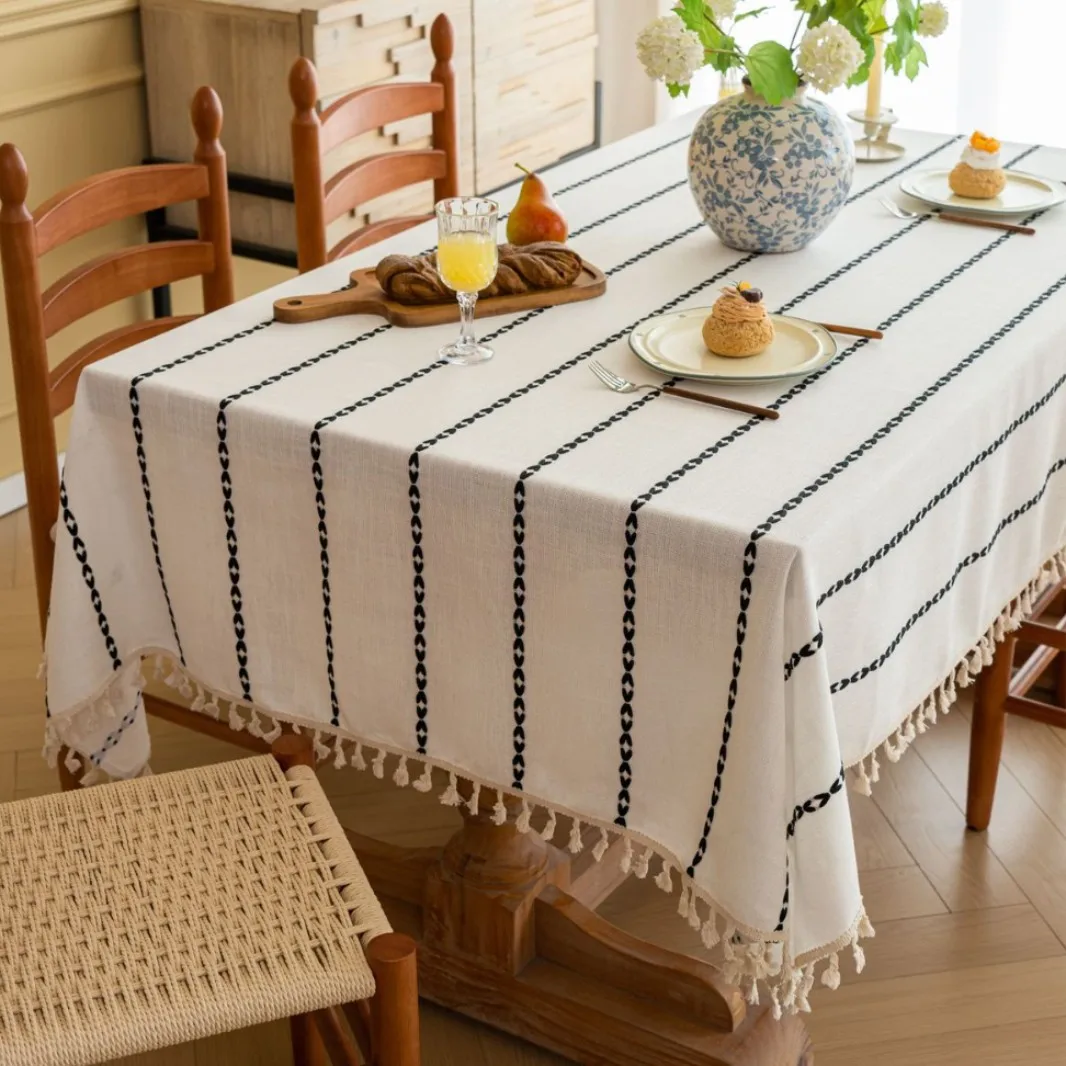 

Прямоугольная скатерть для обеденного стола, современная простая художественная черно-белая скатерть с вышивкой и кисточками для украшения дома