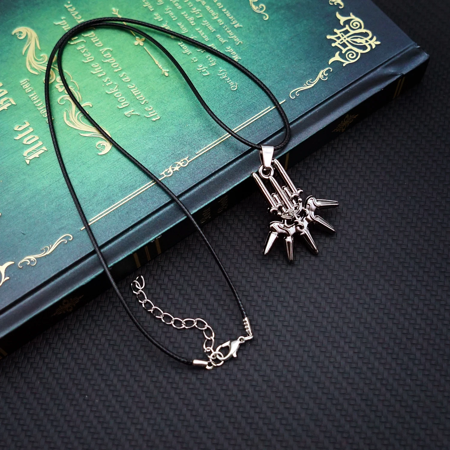 أنيمي NieR Automata YoRHa No.2 نوع B 2B القلائد والمعلقات YoRHa شعار القلائد المعدنية لعبة تأثيري اكسسوارات الشكل الهدايا #5