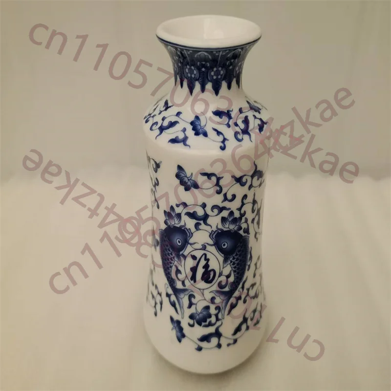 

Китайская старинная фарфоровая ваза с сине-белым узором «Две рыбы», приносящая благополучие.