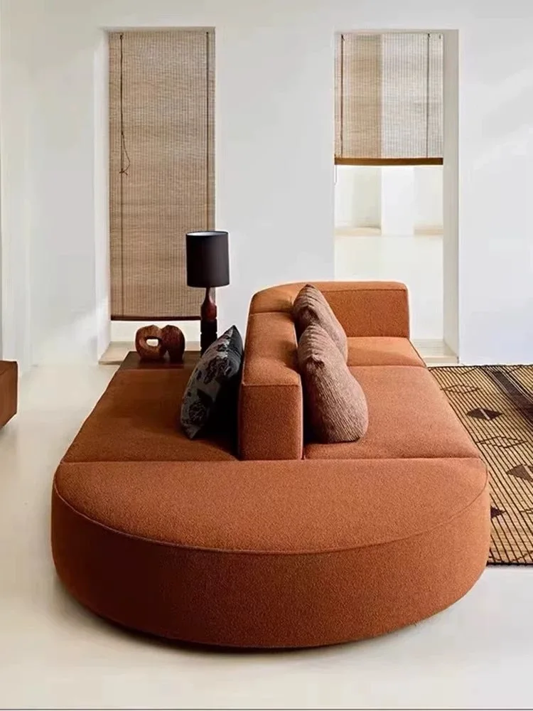 أريكة إسكندنافية على الوجهين من الخلف إلى الخلف، أريكة مبتكرة على شكل خاص، غرفة معيشة كبيرة ذات أرضية مسطحة، استقبال الفندق