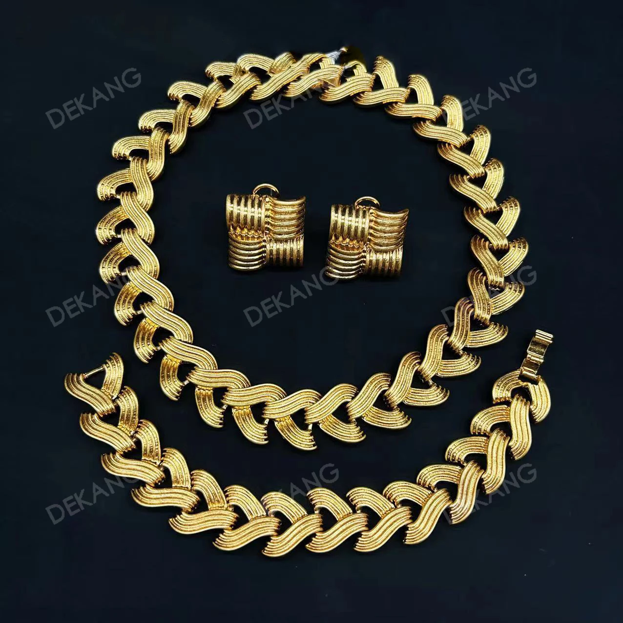 

Золотые редкие плетеные серьги, браслеты и ожерелья в книжном стиле