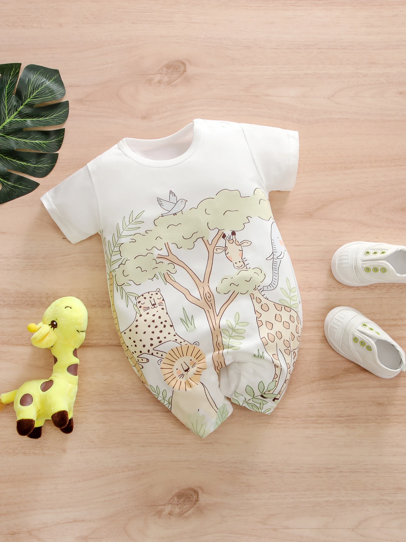 

One-piece summer print thin clothing for babies with small lion print, comfortable crawling clothes for boys and girls to wear o