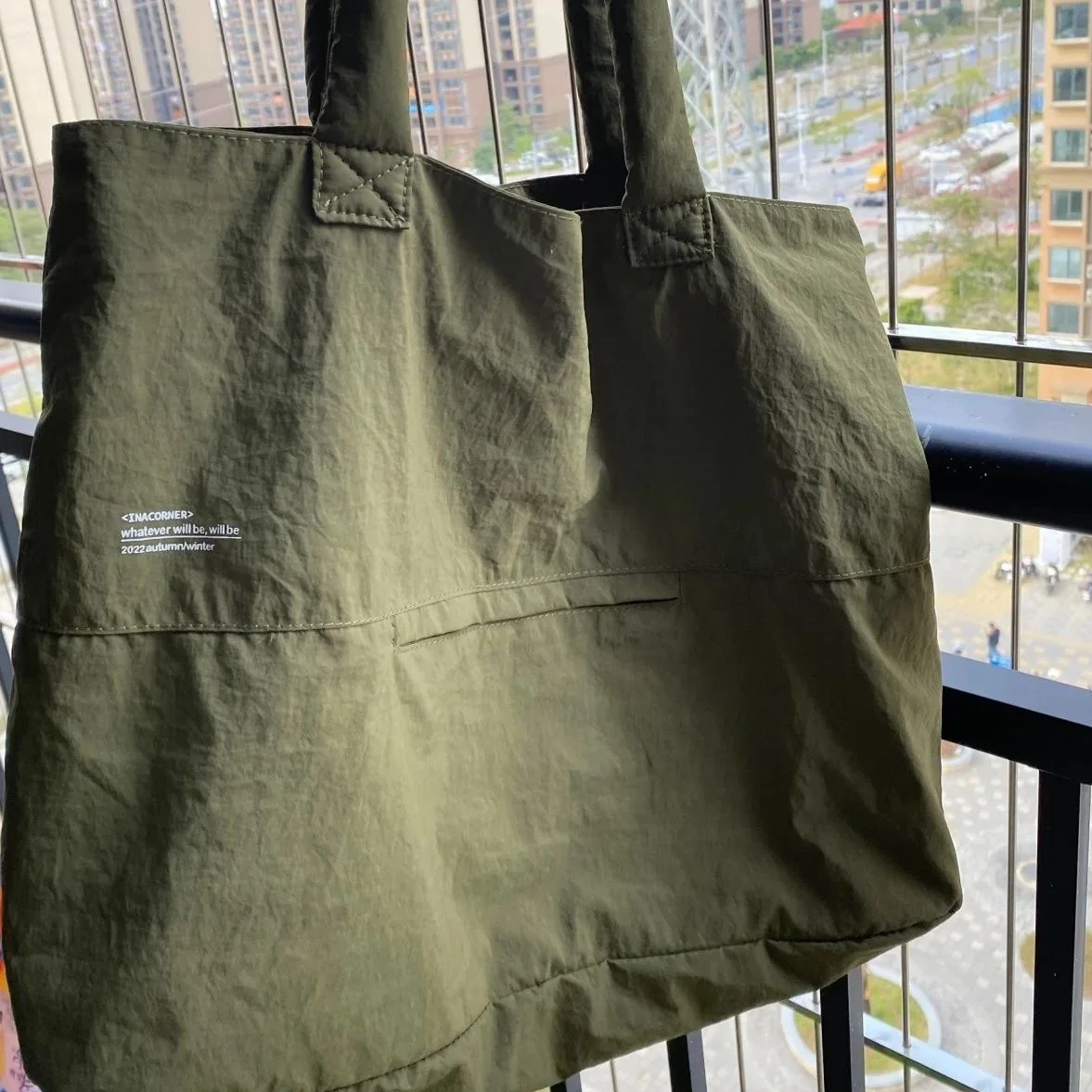 2025 حقيبة كتف بسيطة جديدة حمل حقيبة يد خفيفة الوزن مقاومة للماء سعة كبيرة تخزين حقيبة ركاب