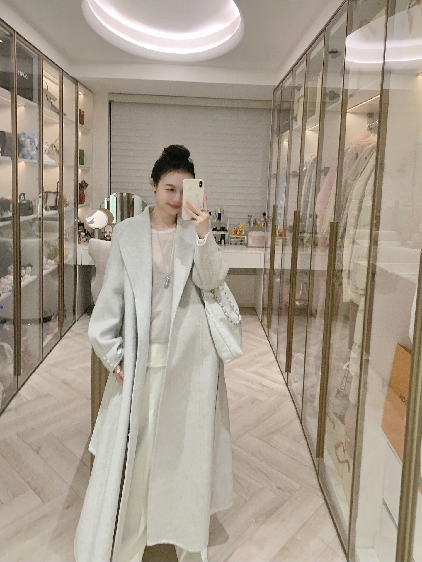 

Новая коллекция FPOH: Шерстяное пальто осенне-зимнего сезона, длинное, с воротником-стойкой, однобортное, однотонное, средней длины, для повседневной носки.