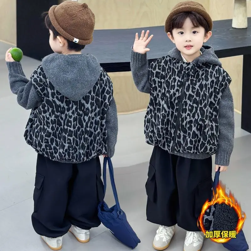 

Handsome Baby Leopard Print Vest Two-piece Set Winter Children's Knitted Cardigan Boys' Velvet Set 2025 New Children's Clothing