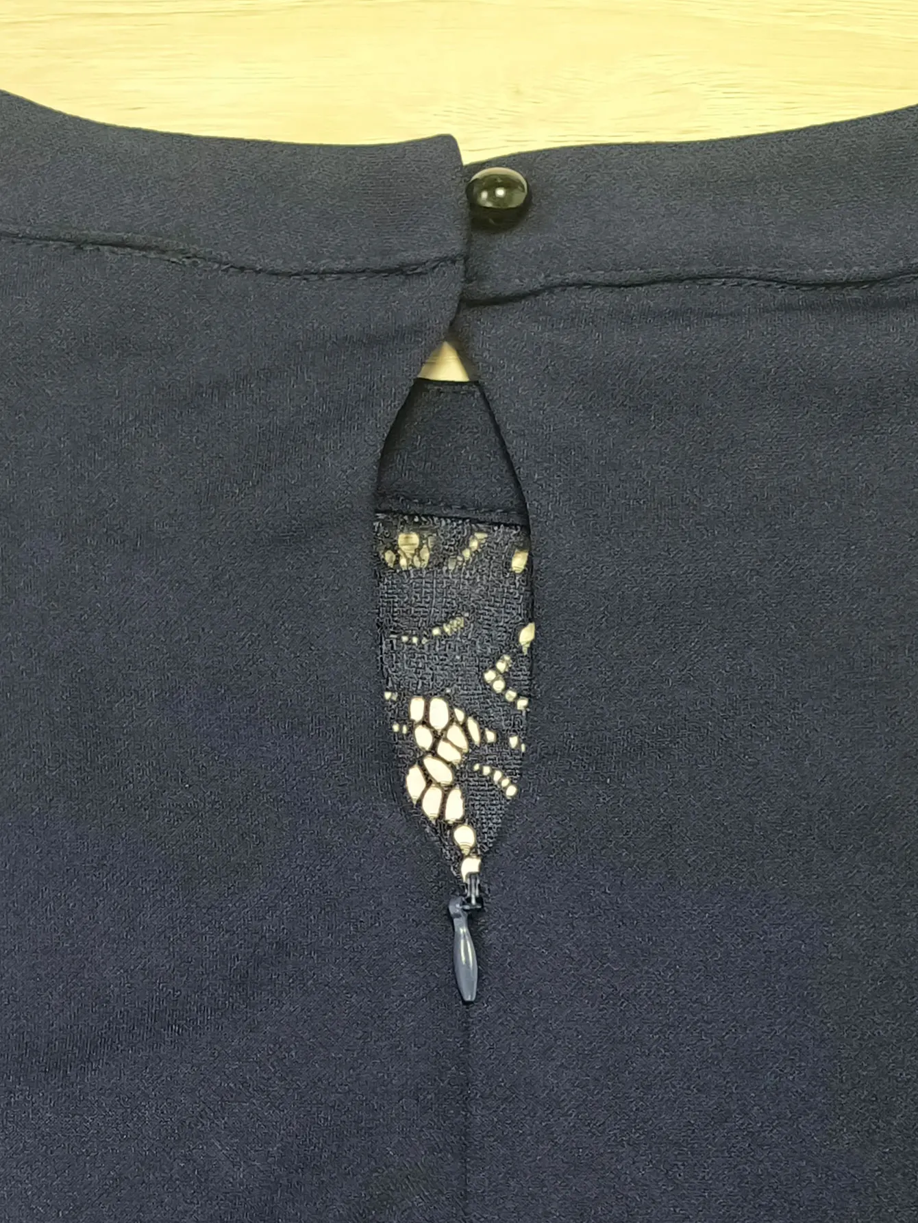 Damen Sommerkleid ärmellos, hochgeschlossen, elegant, Spitze, einfarbig, Mini, A-Linie, Cocktailkleid – Detail 8