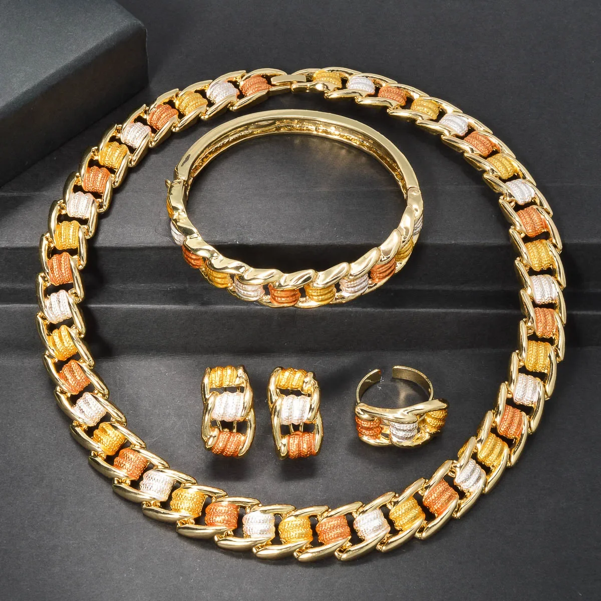 

Женский комплект из колье и серёг, в стиле панк