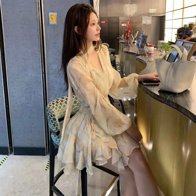 Chiffon-Kleid mit V-Ausschnitt und Puffärmeln, langärmelig, für den Sommer, taillierter, unregelmäßiger, kurzer Rock mit gelbem Blumenmuster