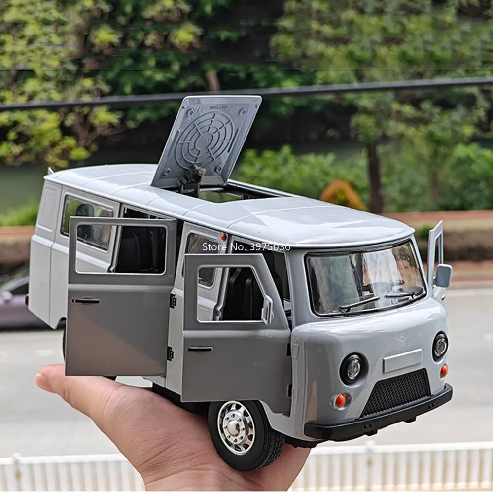 1:18 Russische UAZ-452 Speelgoedauto's Legering Diecast Model Wiel Trek Miniatuur Auto met Lichte Muziek Voertuig Perfecte Cadeaus voor Jongens
