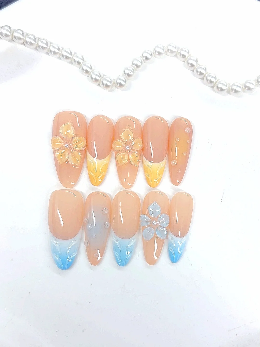 Presse florale pastel - sur les ongles - Faux ongles chic en amande (D518)