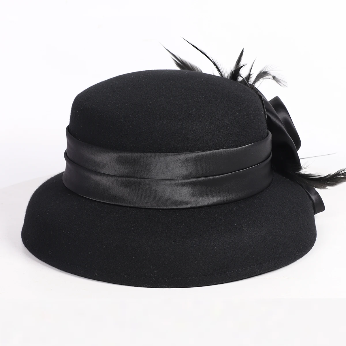 หมวกทรงโคลเช่สีดำสำหรับผู้หญิง ทำจากผ้าขนสัตว์ แต่งดอกไม้และขนนก สไตล์เฮปเบิร์น เหมาะสำหรับงานฤดูหนาว งานพิธีทางศาสนา งานเลี้ยงน้ำชา งานค็อกเทล และงานต่างๆ