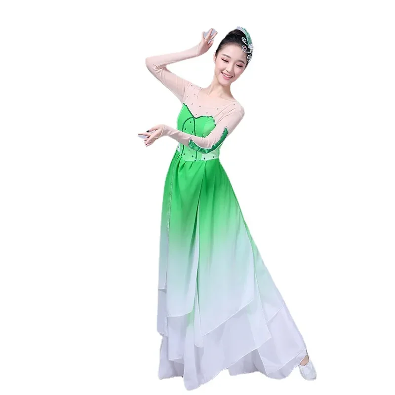 Chinesischer Volkstanz, klassischer nationaler Yangko-Tanz, elegantes traditionelles Fan-Kostüm, alte Hanfu-Kleidung, Square Dance