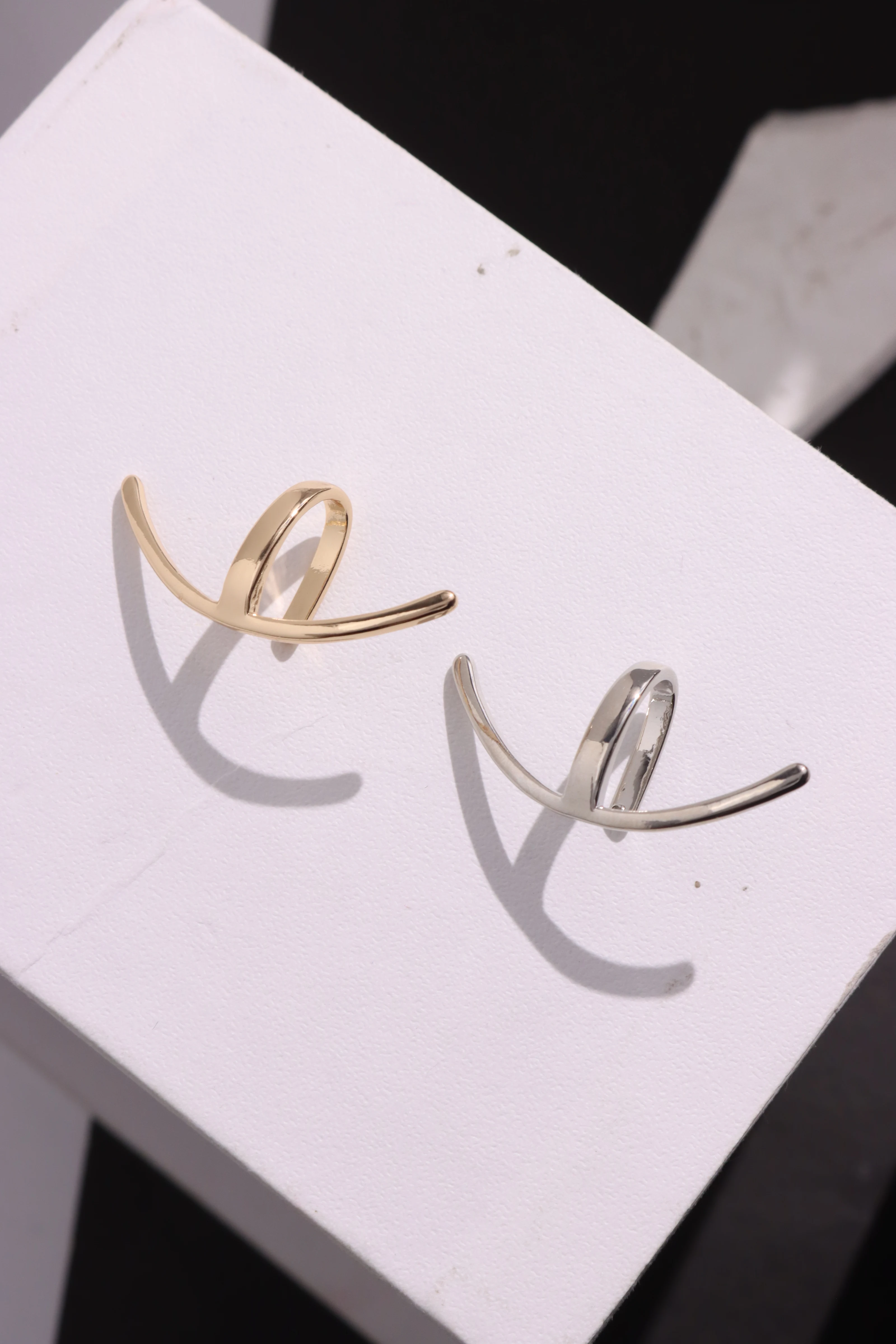 2024 Simple Curve Line Crescent Moon Gold Color Silver Color Metal Lip Clip for Women Men Unisex Trend Pair Cyberpunk Jewelry