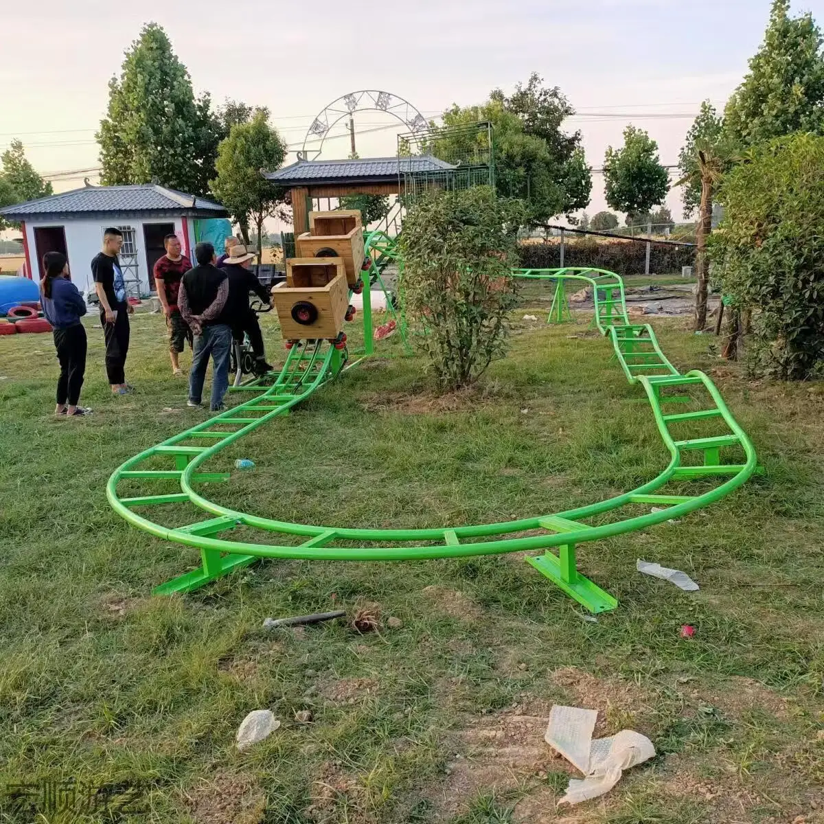 قاعدة أسطوانية صغيرة غير مدعومة للاستخدام الخارجي للأطفال مدعومة من معدات الملاهي ذات محرك القطار البشري #5